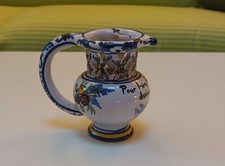 Petit pichet trompeur ou à secrets en céramique