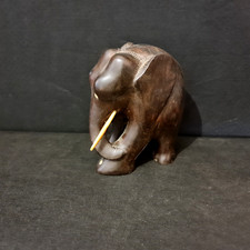 Eléphant ancien en bois - XXe