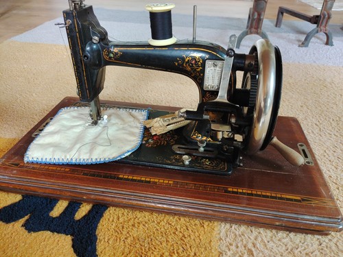 Machine coudre à - à,