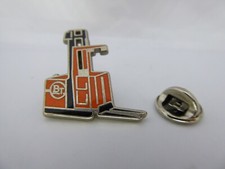 Pin's Pin Pins Badge CHARIOT
