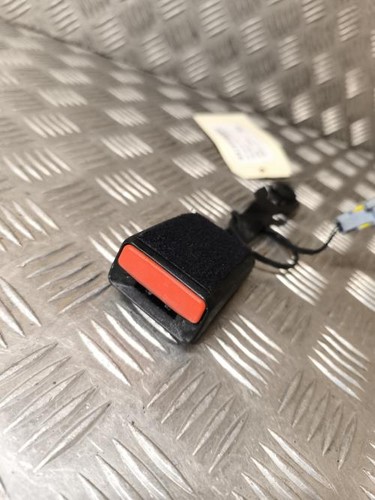 Attache ceinture avant droit