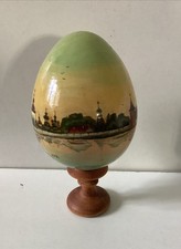 RUSSIE : SUPERBE OEUF SUR SOCLE EN BOIS LAQUÉ RUSSE SIGNÉ