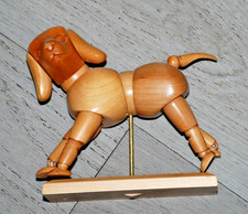 MANNEQUIN CHIEN D ARTISTE EN BOIS POUR LE DESSIN 14 CM DE HAUTEUR ENVIRON.