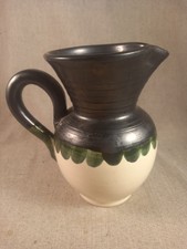 Ancien pichet en céramique vernissé signé F. Chapuis noir et blanc nuances verte
