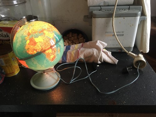 Vieux petit globe terrestre