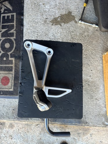 Platine repose pied arriere - platine,
