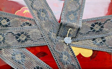 ANCIEN GALON/ PASSEMENTERIE FLEURS FANTAISIES de 6,50 m vers 1919, Jamais monté!