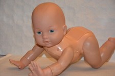 ANCIEN  BAIGNEUR POUPON ARTICULE FONCTIONNEL A QUATRE PATTES A PILES.