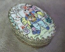 JOLIE PETITE BOÎTE EXTRÊME ORIENT, couvercle en porcelaine. Ancienne.