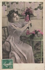 CP FEMME ELEGANTE PRESENTE FLEURS PARAVENT JAPONAIS - 9067