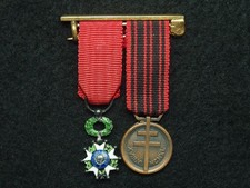 2 MÉDAILLES MINIAT. EN BROCHE