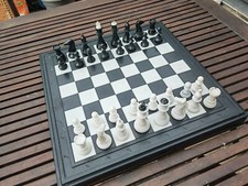 Jeu d'échecs en plastique avec plateau table  (Chess)