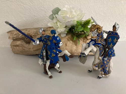 Deux figurines - ⚜️,