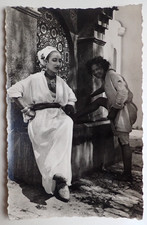 CPA MAROC MAGHREB FEMME PRES DE LA FONTAINE