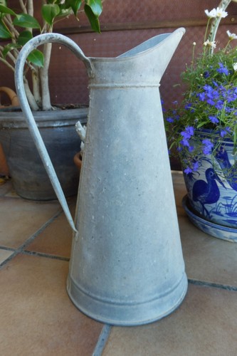 Trés ancien broc acier