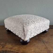 Ancien repose-pieds à fleurs