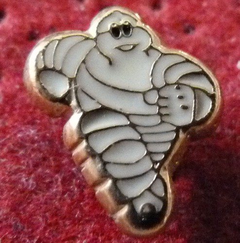 Beau petit pin michelin - pin's,