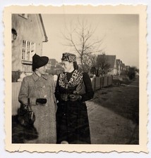 Portrait 2 femmes devant maisons rue - photo ancienne an. 1940