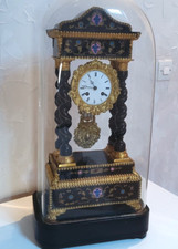 Belle PENDULE PORTIQUE NAPOLEON III. Bois noirci, fonctionne bien.