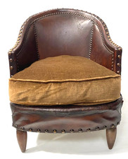 Fauteuil Club Art Déco en cuir clouté XX siècle