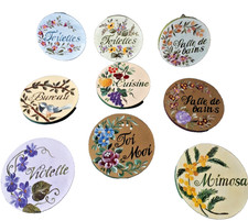 Décos artisanales – noms de pièces + fleurs (peinture alsacienne)