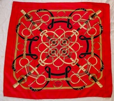 HERMÈS «Éperon d’Or» Carré 88cm/88cm Twill de soie rouge cerise, motifs sellerie