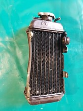 Radiateur côté avec bouchon