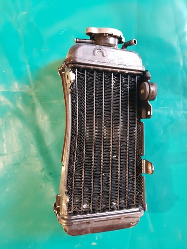 Radiateur côté avec bouchon