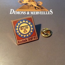 Pin's Folies *** French Enamel pin badge KODAK photo films official  RIP 91 