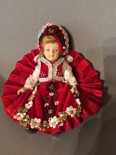 Petite poupée folklorique - petite,
