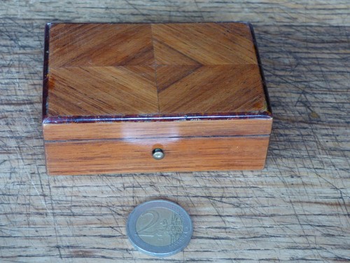 Ancienne petite boîte - petite, à