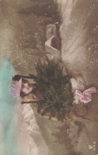 CP FEMME ELEGANTE FOURRURE AVEC SAPIN SOUS NEIGE - CHALET MONTAGNES