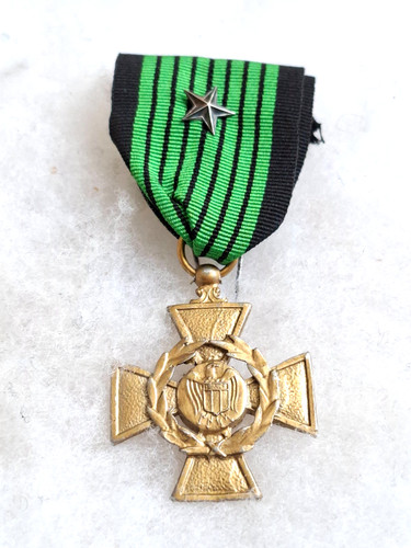 Une médaille croix guerre - une,