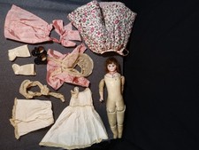 poupée type parisienne tête en biscuit de porcelaine corps en peau à goussets