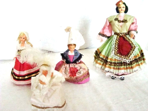 Lot petites poupées - de,