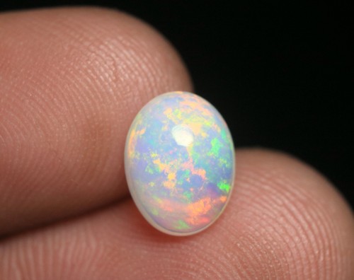 Rare cabochon ovale opale