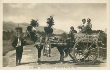 ITALIE  PALERMO  Carretto Siciliano e costume di piana dei Greci