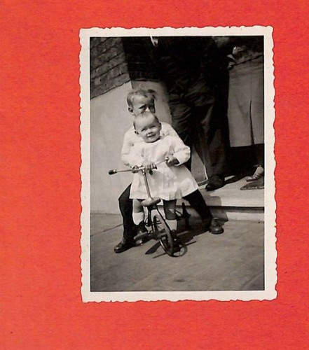 Photo bébé sur tricycle - /,