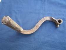 Grosse manivelle moteur machine fer poignée bois embout trou rond dia. 2,5 cm