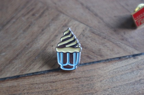 Pin mcdonald sunday - pin's, mcdonald's
