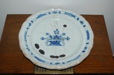 Rare Grand plat Faïence XVIIIème  cul noir  , corbeille fleurs , agrafe