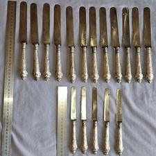 12 + 5  = 17 couteaux circa