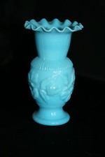 Vase bleu en opaline de foire