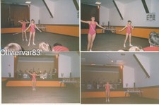 4 Photo années 1980-90 - jeunes filles pratiquant le twirling baton en salle