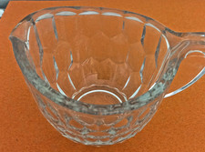 Petite tasse ancienne en verre moulé