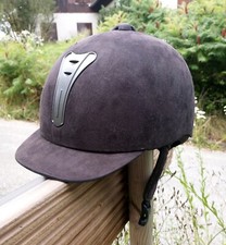 Je vends une bombe équitation taille 54, noire, de la marque Fouganza 