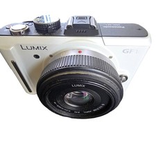 Objectif pancake Panasonic LUMIX GF1 + F1.7 Panasonic blanc avec 3,5-5,6. Fon...