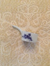 Petite casserole miniature en porcelaine du restaurant Lasserre Paris