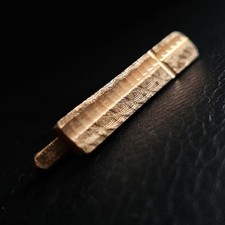 Épingle a cravate rainuerée & texturée plaqué or accessoire de mode ancien 