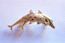 "Broche motif dauphins  or 18 carats
